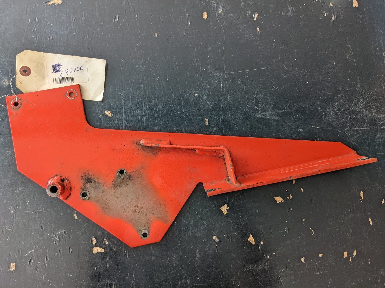 C32200 USED BRACKET - PTO VALVE MOUNT - Ingersoll/Case Tractor Part