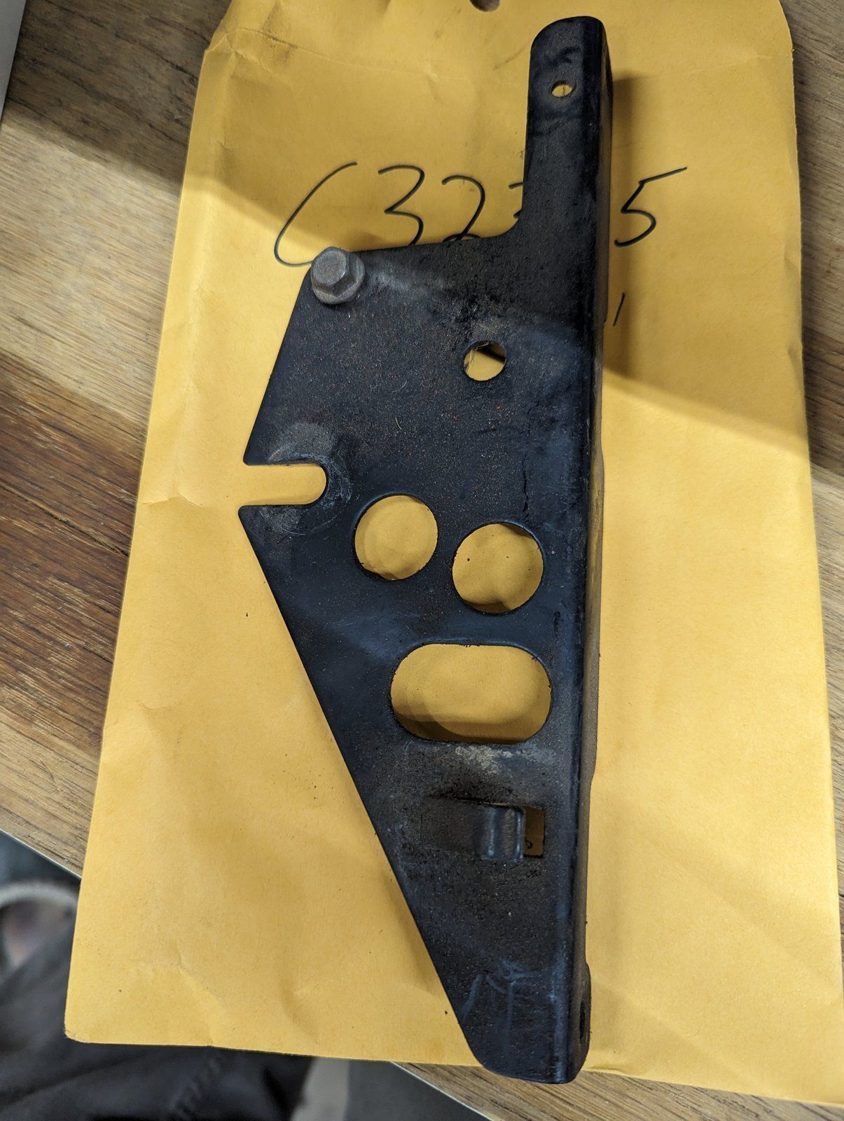 C32305 USED ONAN AIR CLEANER MOUNT - Ingersoll/Case Tractor Part