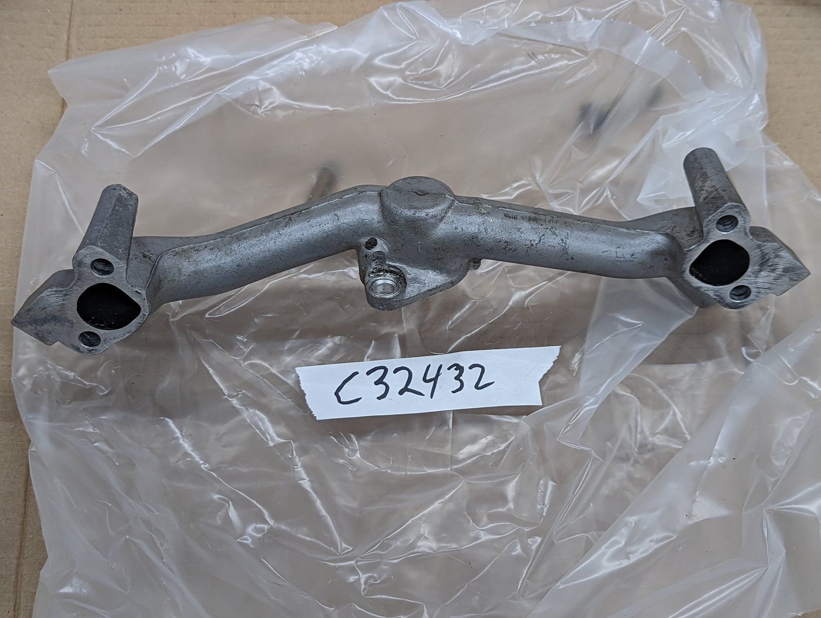 C32432 USED BRIGGS INTAKE MANIFOLD 690754 - Ingersoll/Case Tractor Part