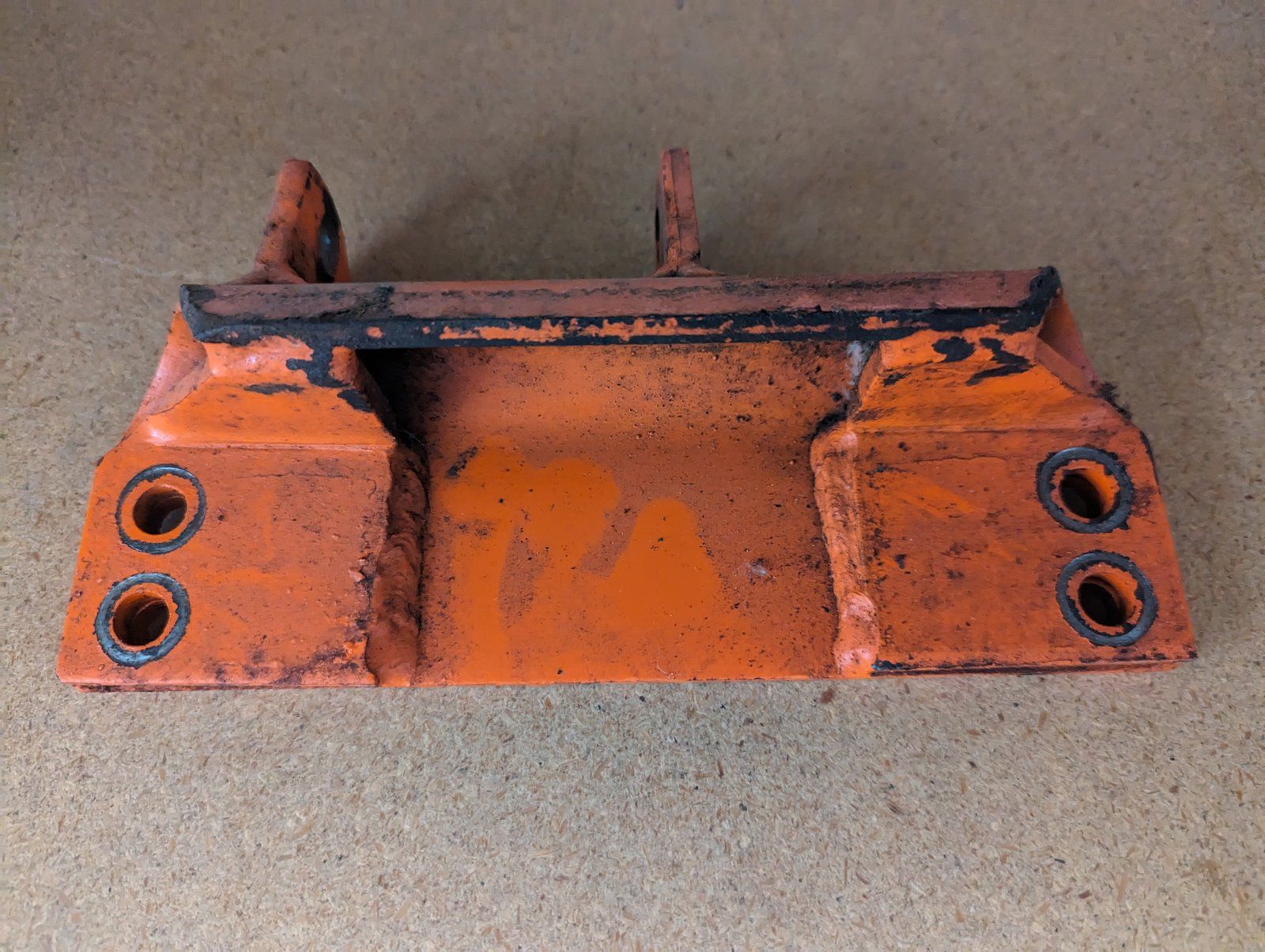 C33136 USED LIFT BRACKET - Ingersoll/Case Tractor Part