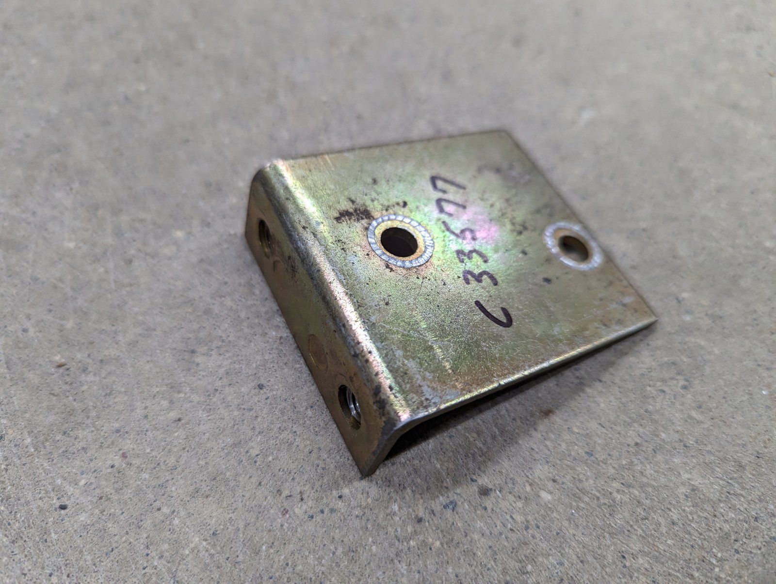 C33577 BRACKET HYD FILTER C48782 - Ingersoll/Case Tractor Part