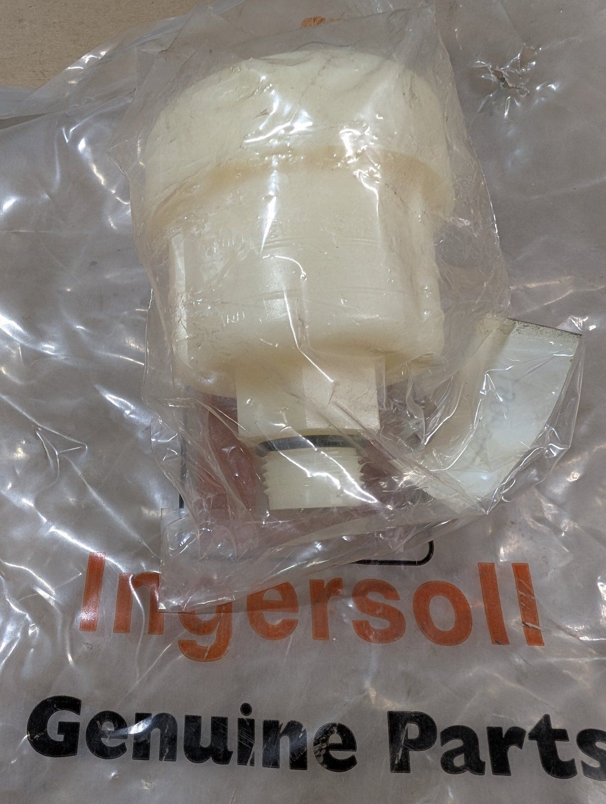 C33728 RESERVOIR - OIL (2014) C35411 310786 - Ingersoll/Case Tractor Part