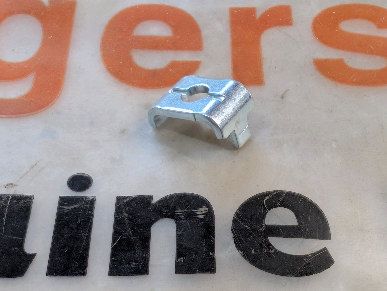 C34273 CLAMP BRIGGS 221535 - Ingersoll/Case Tractor Part