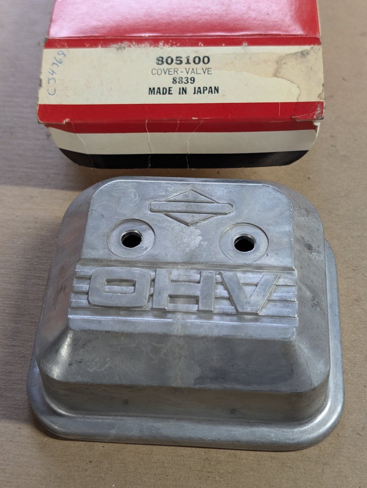 C34368 BRIGGS VALVE COVER 805100 - Ingersoll/Case Tractor Part