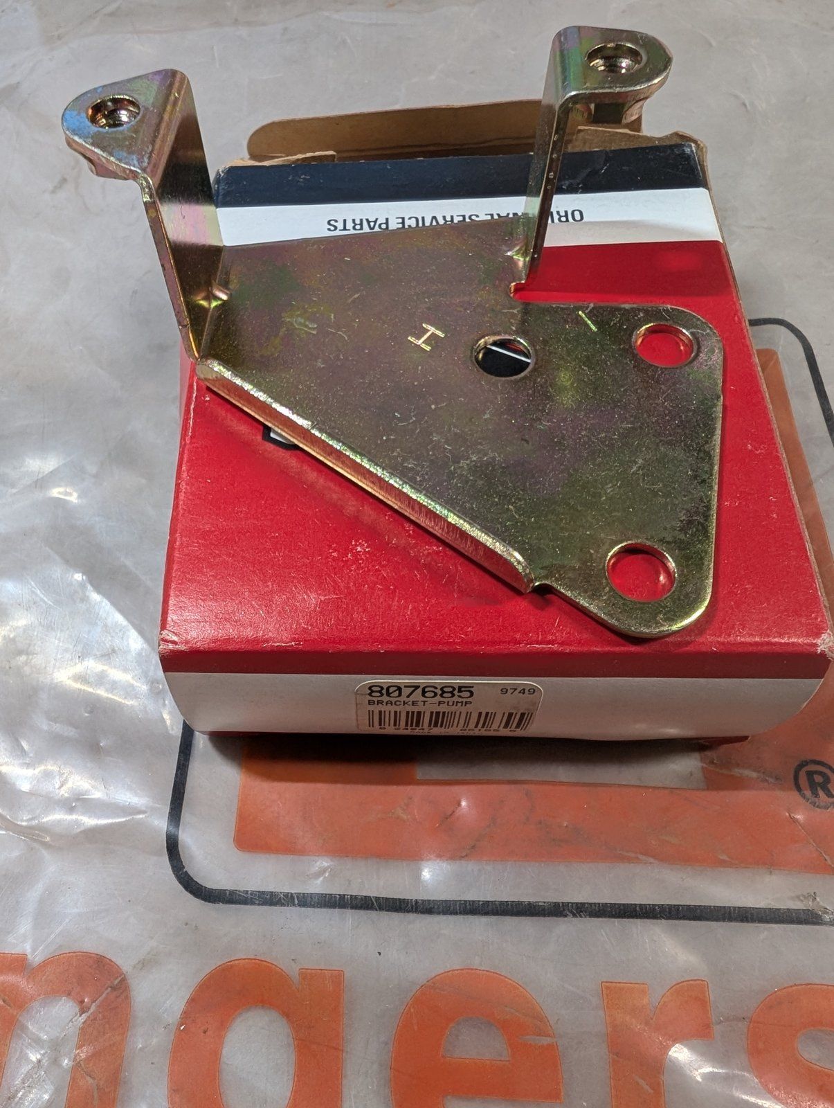 C34404 FUEL PUMP BRACKET C34334 BRIGGS 807685 - Ingersoll/Case Tractor Part