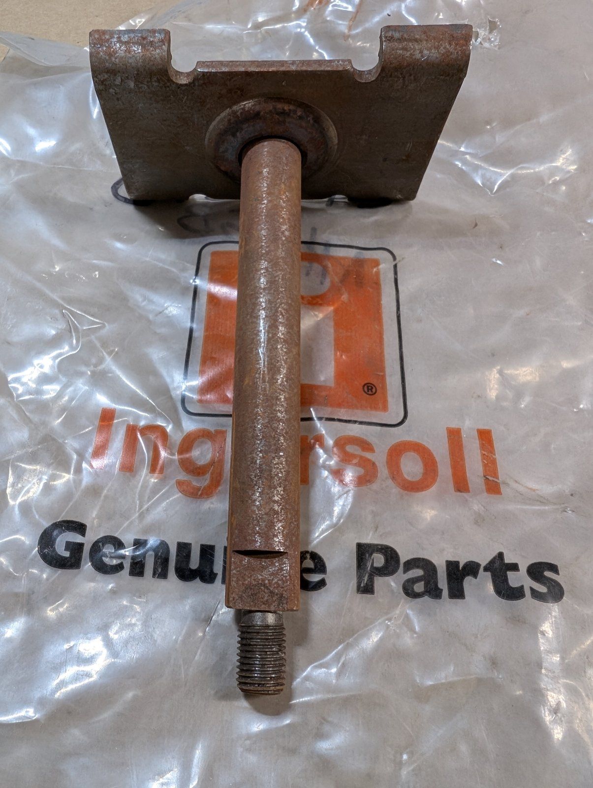 C34982 SADDLE AND SHAFT ASSY NOMA 305505 - Ingersoll/Case Tractor Part