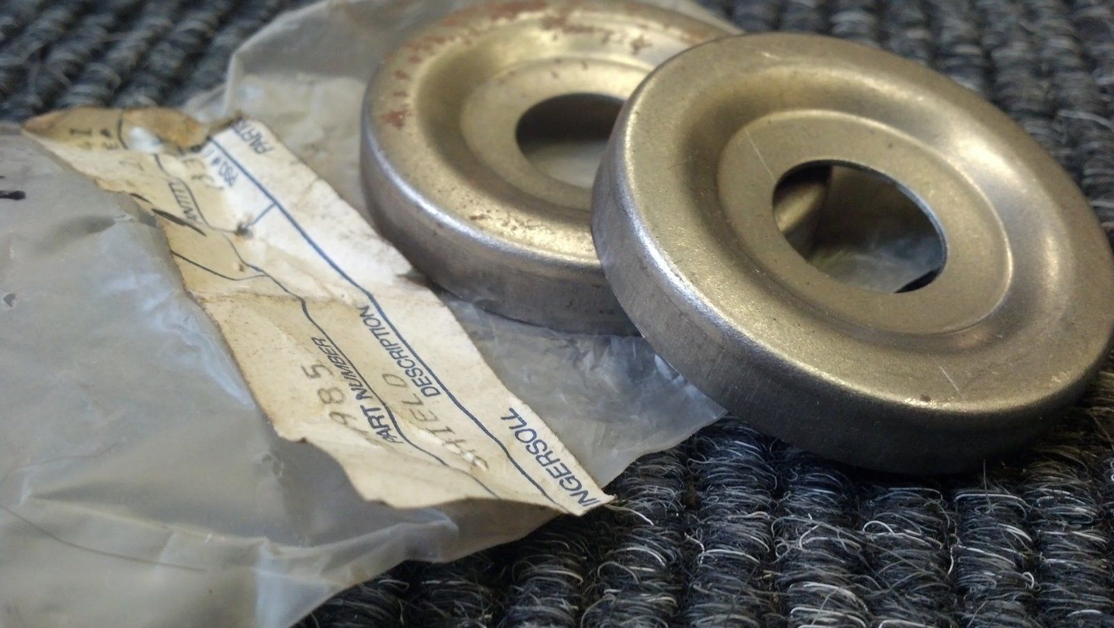 C34985 DUST SHIELD (810 - 1212) - Ingersoll/Case Tractor Part