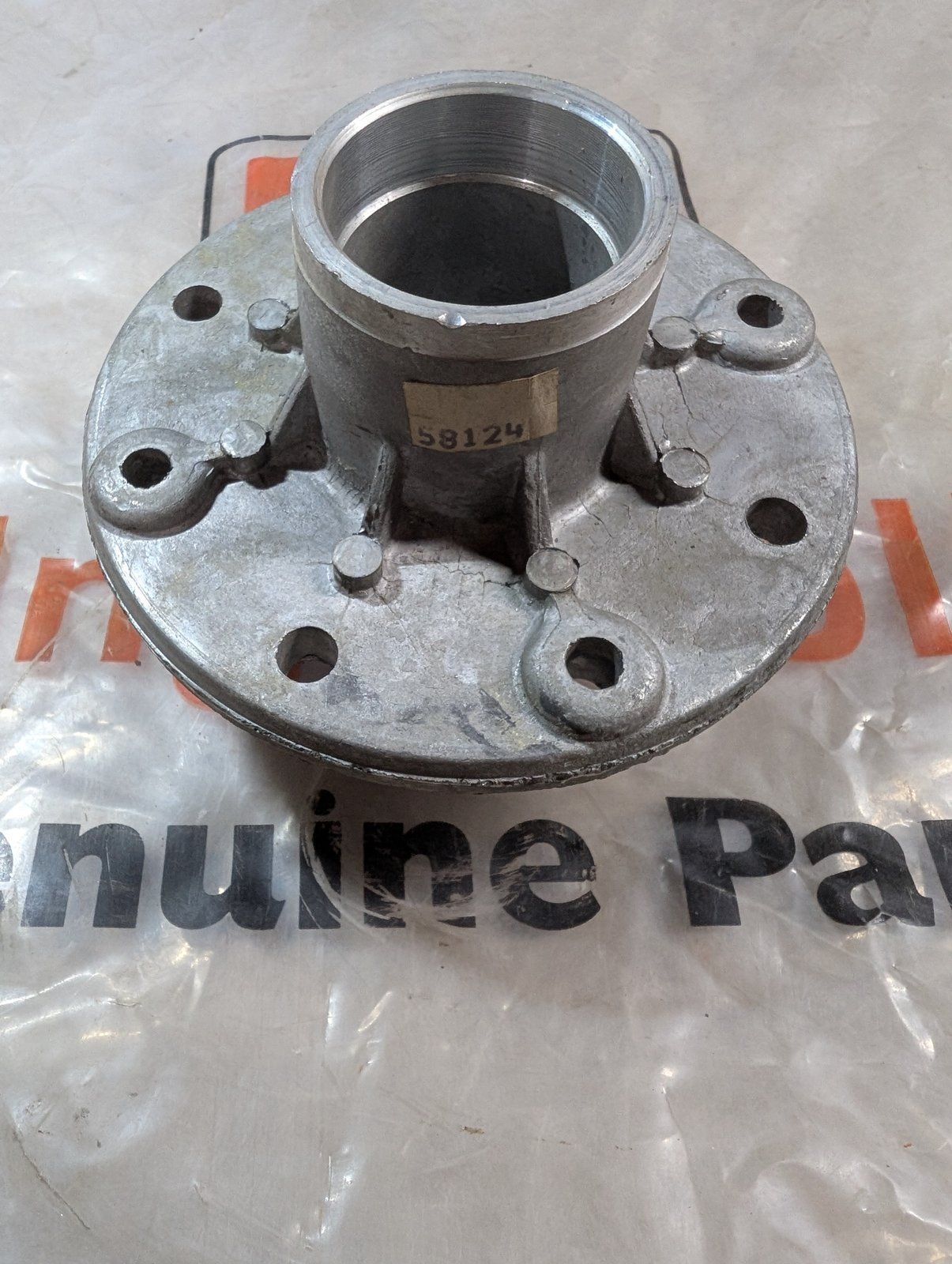 C34986 CASTING QUILL HUB RH NOMA 58124 - Ingersoll/Case Tractor Part