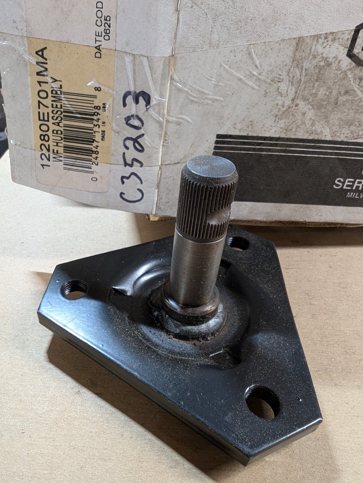 C35203 HUB ASSY GREY 861 NOMA #315480 - Ingersoll/Case Tractor Part