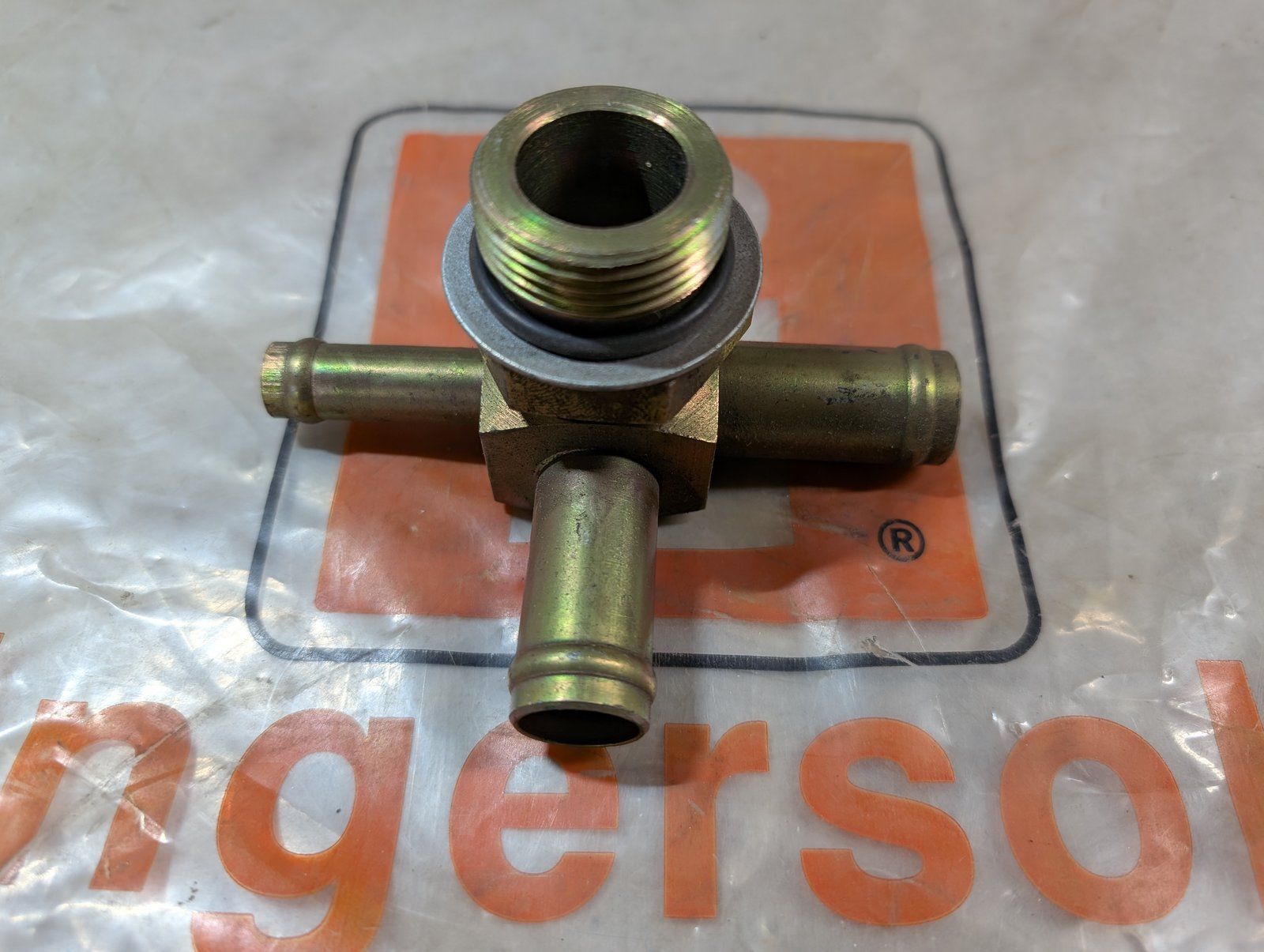 C36908 FITTING TEE MANIFOLD HYD RETURN - Ingersoll/Case Tractor Part