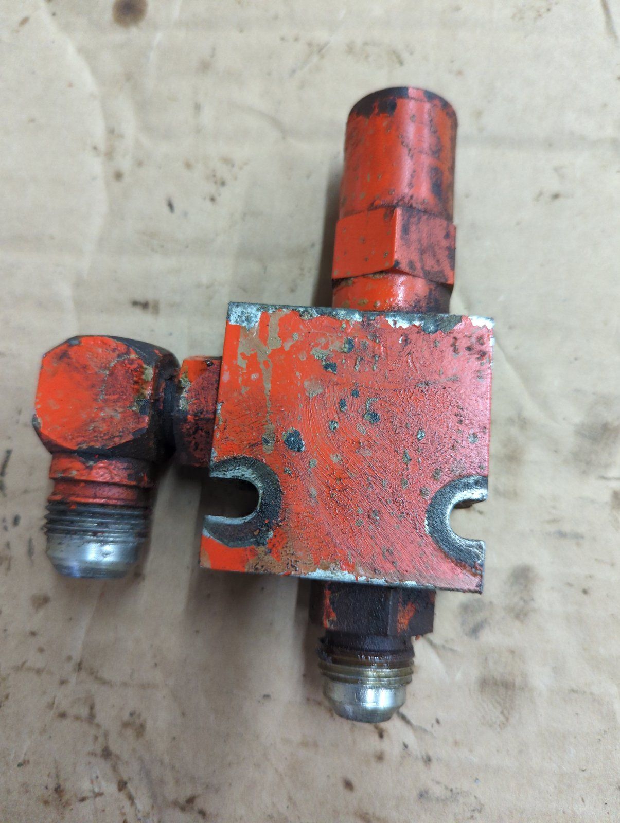 C36909 USED VALVE - RELIEF 2800 PSI AH MODELS - Ingersoll/Case Tractor Part