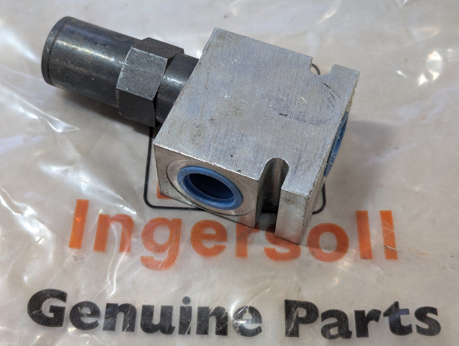 C36909 VALVE - RELIEF 2800 PSI - Ingersoll/Case Tractor Part