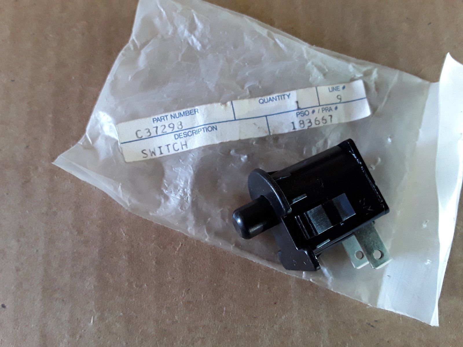 C37298 SWITCH - SAFETY SEAT (BLACK) - Ingersoll/Case Tractor Part