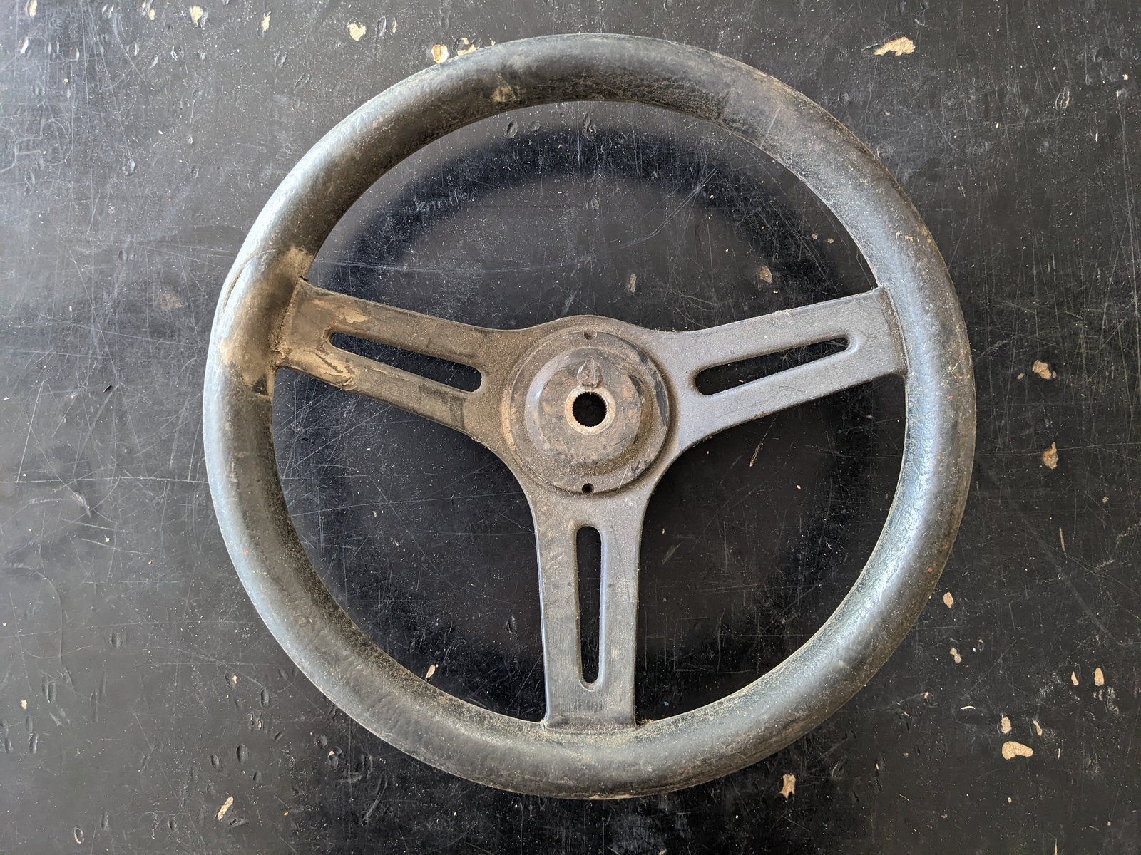 C37302 USED STEERING WHEEL - SPLINED SHAFT - Ingersoll/Case Tractor Part