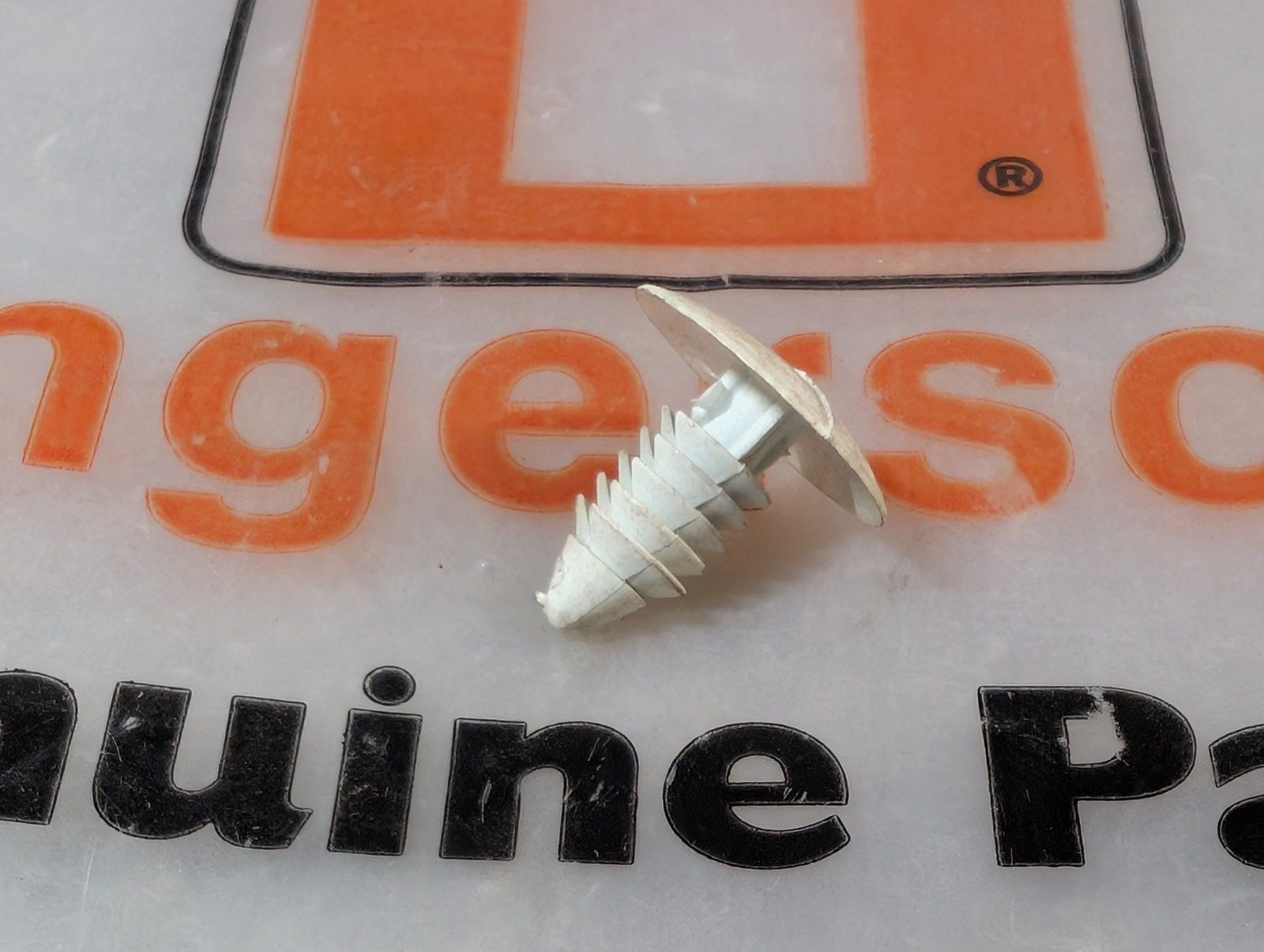 C37366 STUDS PUSH - Ingersoll/Case Tractor Part