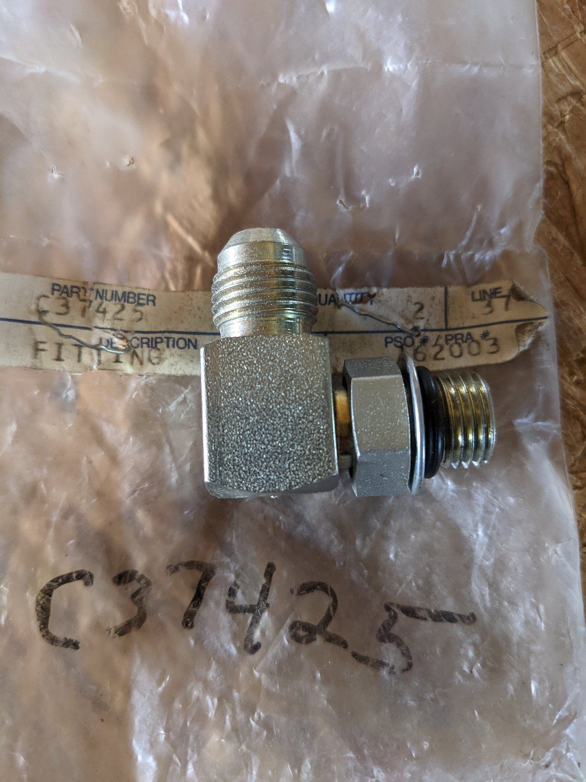 C37425 FIT'G ELBOW 3/8T 37F X 1/2-20 - Ingersoll/Case Tractor Part