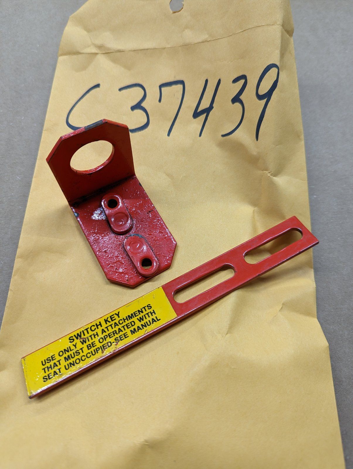 C37439 KEY - FOR OFF SEAT OPERATION - Ingersoll/Case Tractor Part
