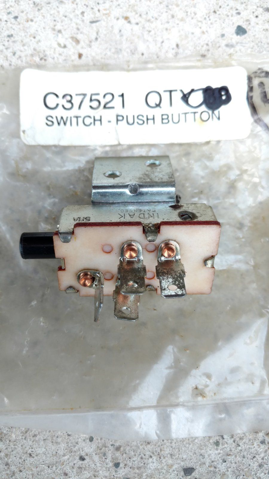 C37521 ( replaces G9002029 ) SWITCH - PUSH BUTTON TO CIRCUIT - Ingersoll/Case Tractor Part