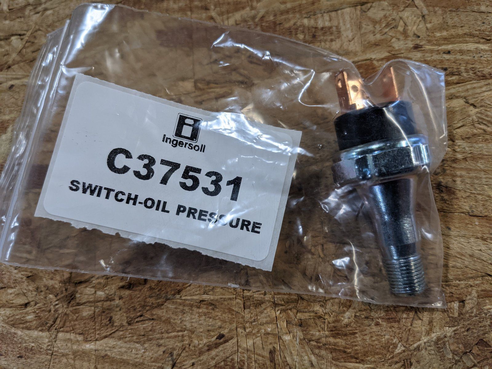 C37531 ( replaces G9005017 ) SWITCH - OIL PRESSURE - Ingersoll/Case Tractor Part