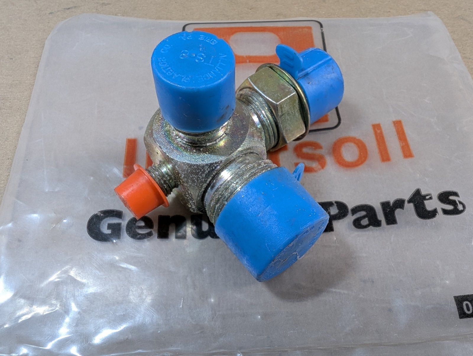 C37678 ( replaces G9008092 ) FITTING HYD SPECIAL - Ingersoll/Case Tractor Part