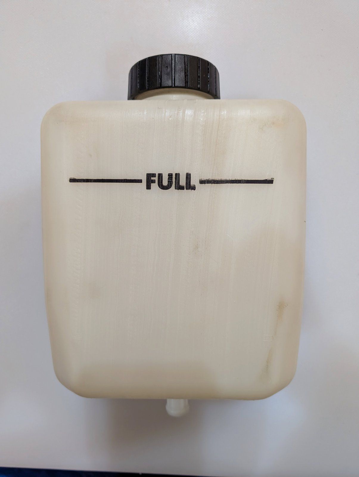 C37778 ( replaces G9008165 ) TANK - 3 QUART (OIL) W/CAP C37638 G9008058 - Ingersoll/Case Tractor Part