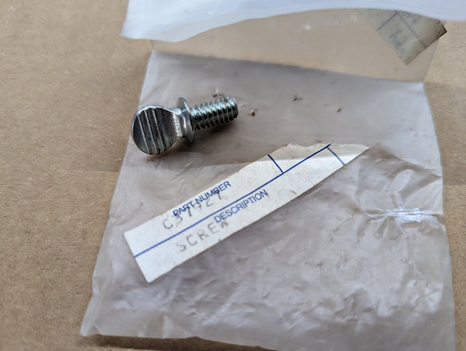 C37927 ( replaces G9006043 ) THUMB SCREW 1/4-20x1/2