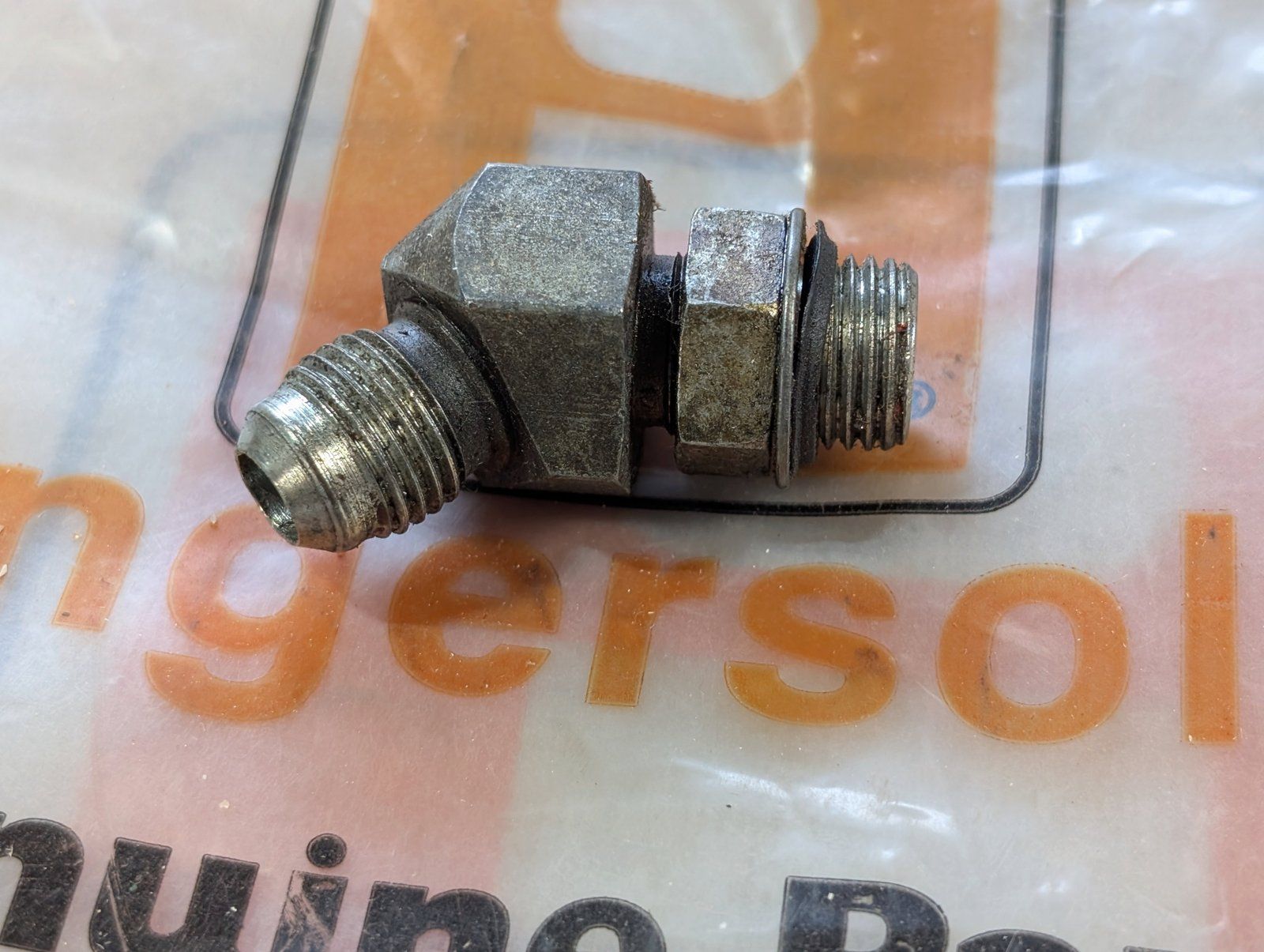 C38753 ( replaces G9008117 ) USED FITTING HYD - Ingersoll/Case Tractor Part