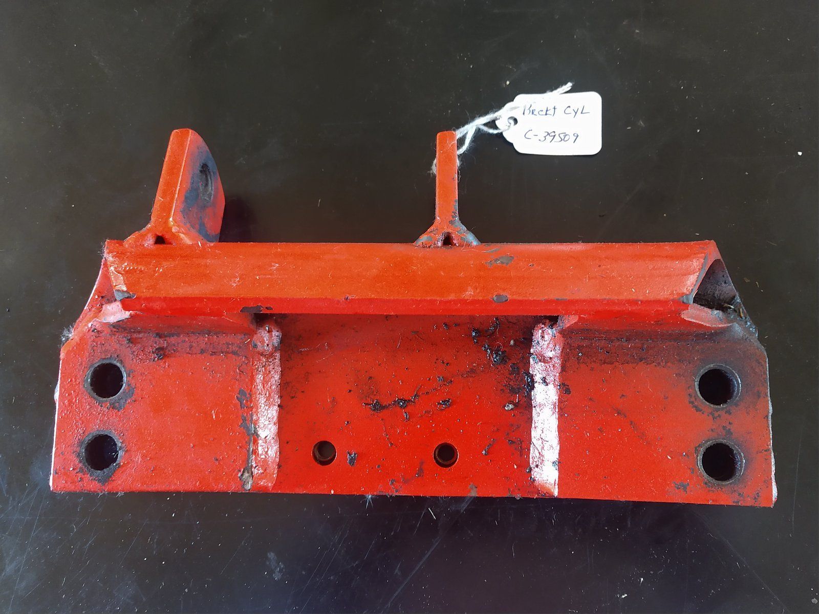 C39509 USED BRACKET CYL. - Ingersoll/Case Tractor Part