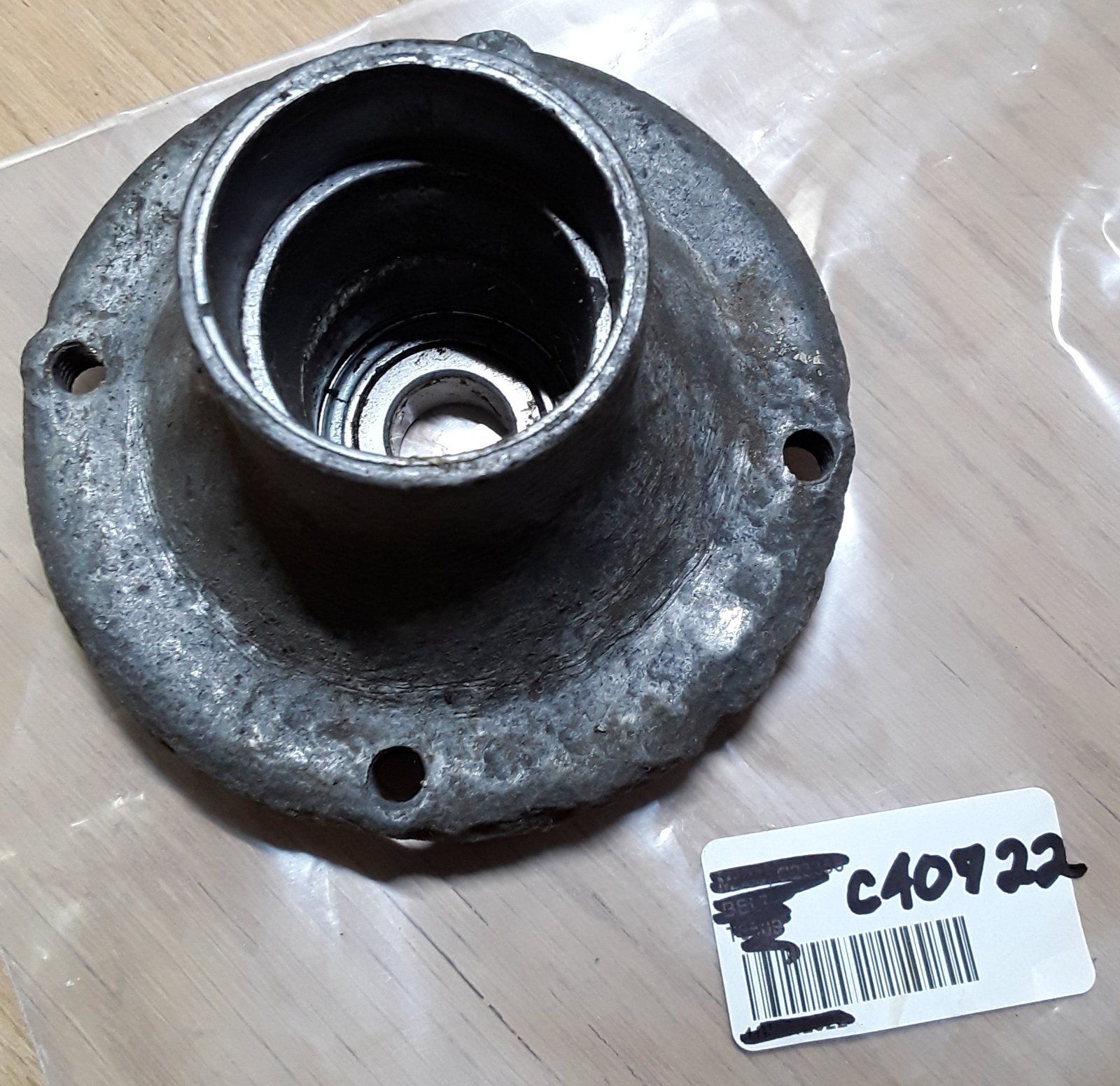 C40722 * USED * HUB HOUSING - MOWER DECK C48558 - Ingersoll/Case Tractor Part