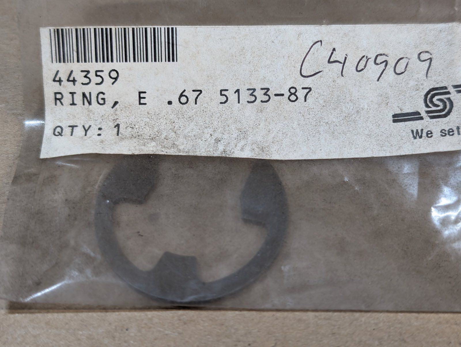 C40909 RING - RETAINING ZT TRANSMISSION - Ingersoll/Case Tractor Part