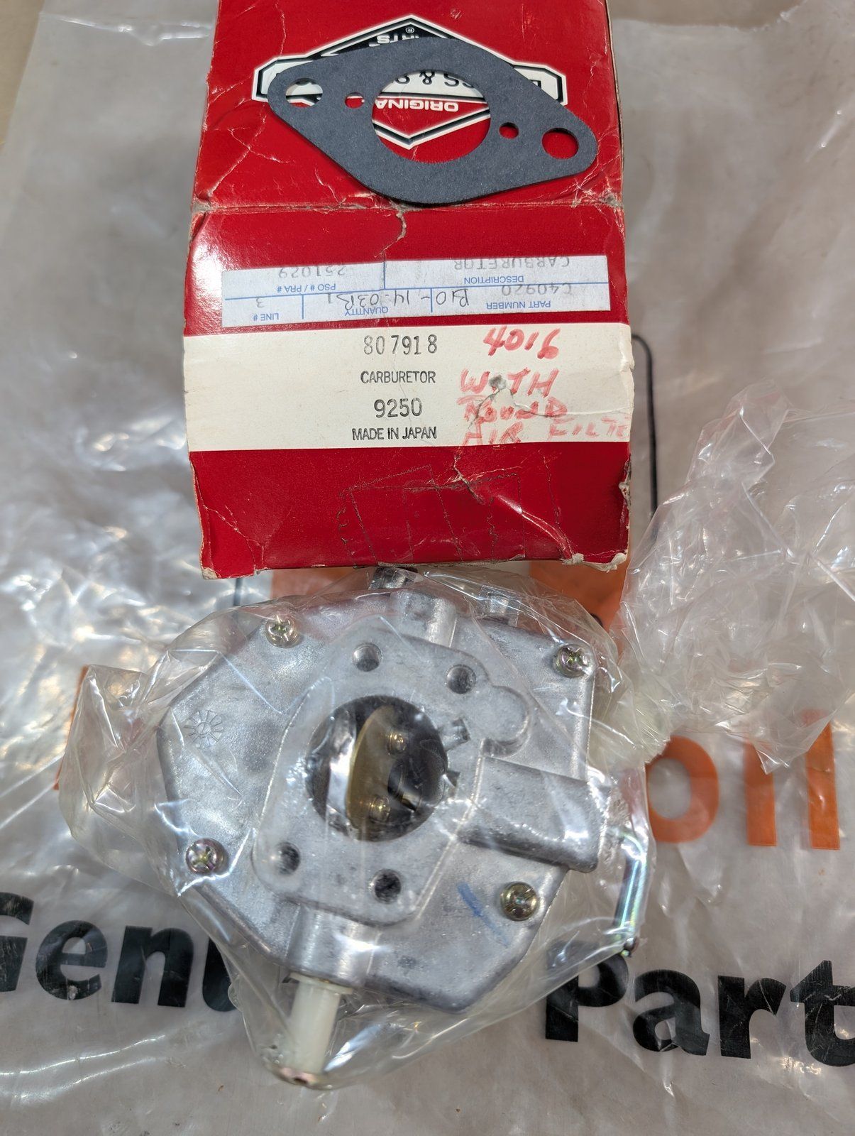 C40920 CARBURETOR BRIGGS 807918 C34255 C40919 - Ingersoll/Case Tractor Part