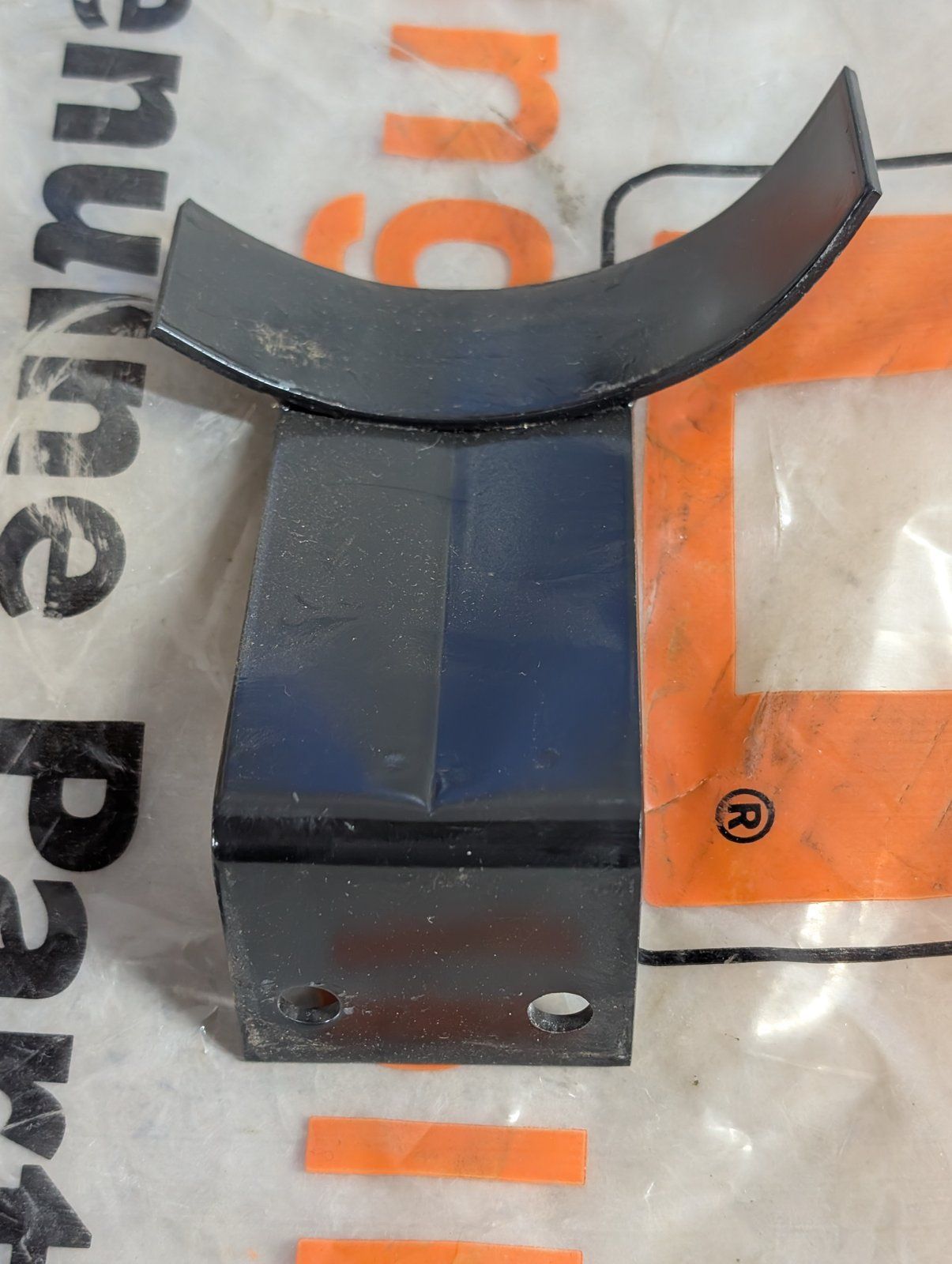C41885 WMT RETAINER CROSS SHAFT BELT - Ingersoll/Case Tractor Part