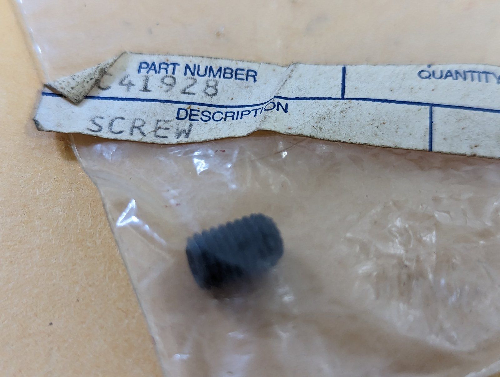 C41928 SET SCREW 1/4-28 84-45 - Ingersoll/Case Tractor Part