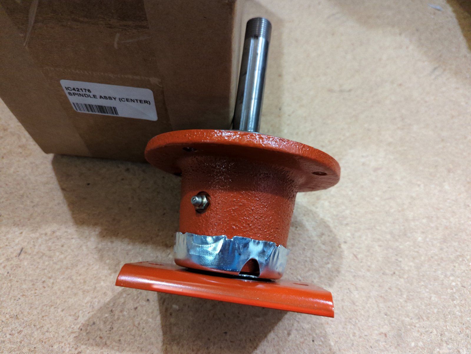 C42176 SPINDLE ASSY CENTER 60" MOWER C25626 - Ingersoll/Case Tractor Part