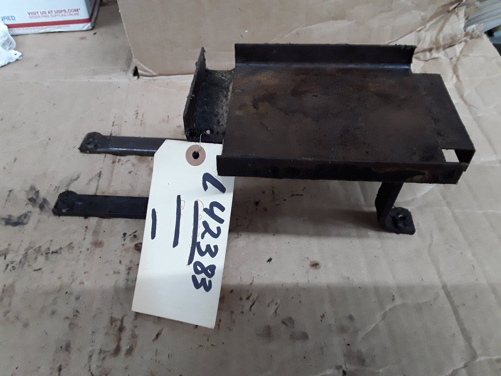 C42383 USED TRAY BATTERY & OIL TANK - Ingersoll/Case Tractor Part