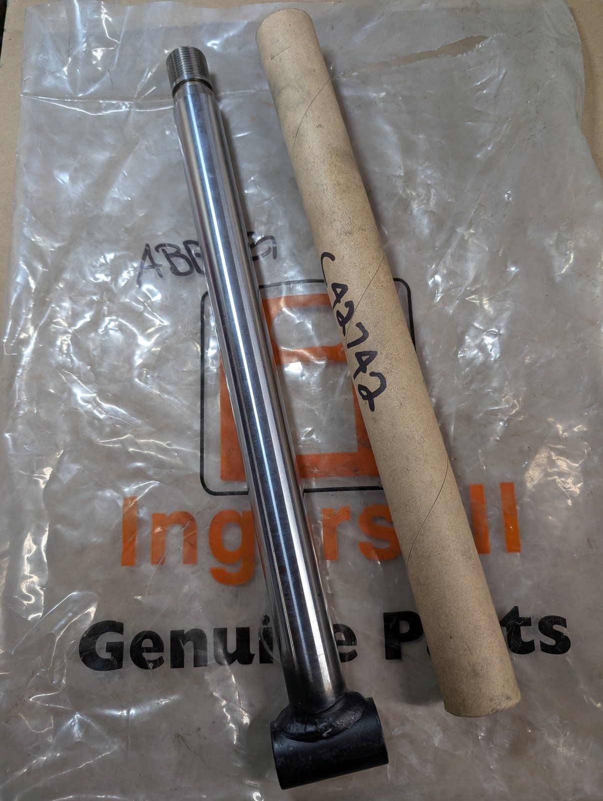 C42742 WMT PISTON CYLINDER ROD AMERIQUIP 904375 - Ingersoll/Case Tractor Part