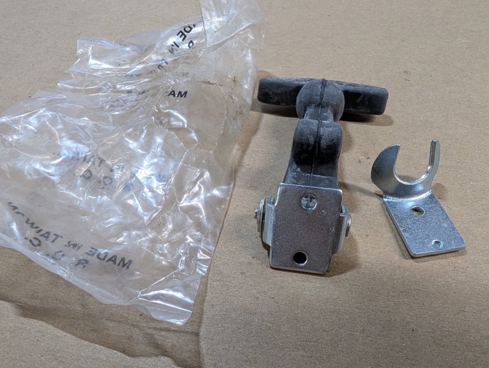 C43326 LATCH - HOOD - Ingersoll/Case Tractor Part