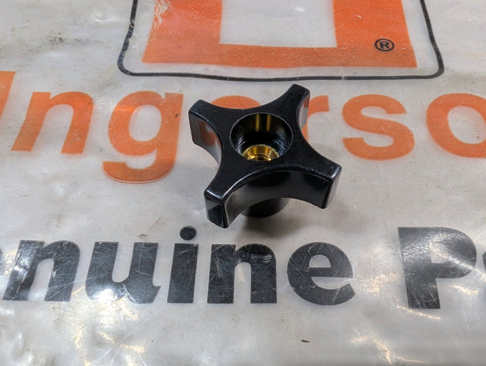 C43438 ( replaces G9021127 ) KNOB - SEAT 5/16-18 FMTHD - Ingersoll/Case Tractor Part