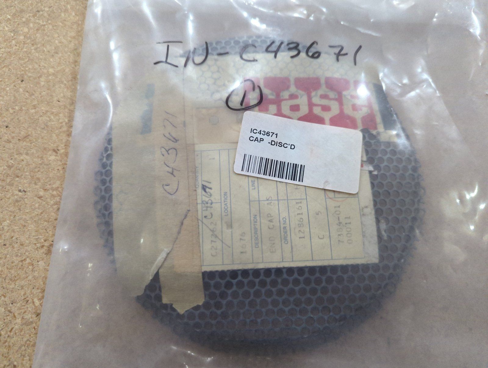 C43671 CAP C27362 BRIGGS - Ingersoll/Case Tractor Part