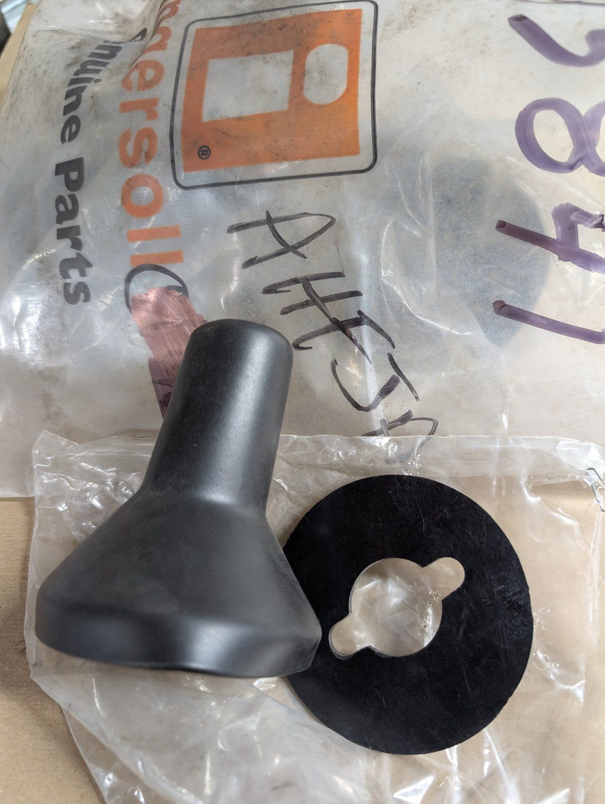 C43841 KIT C35566 REPLACEMANT BOOT STERRING COLUMN - Ingersoll/Case Tractor Part