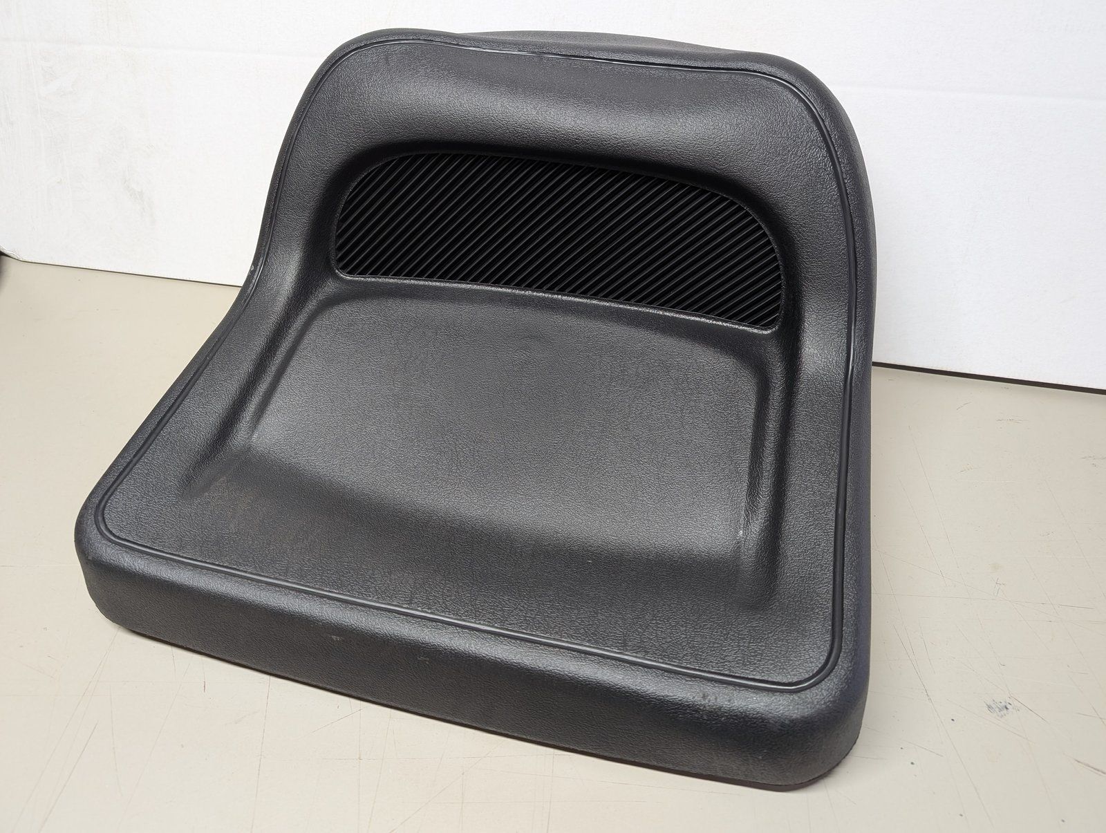 C46836 SEAT ODYSSEY LOW BACK 10" - Ingersoll/Case Tractor Part