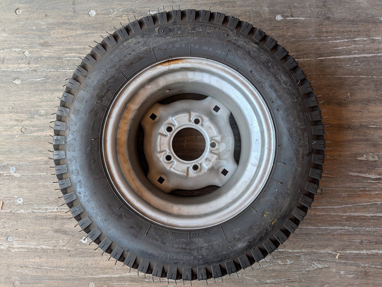 C46853 TIRE/RIM 23X8.50-12 5 BOLT SILVER - Ingersoll/Case Tractor Part
