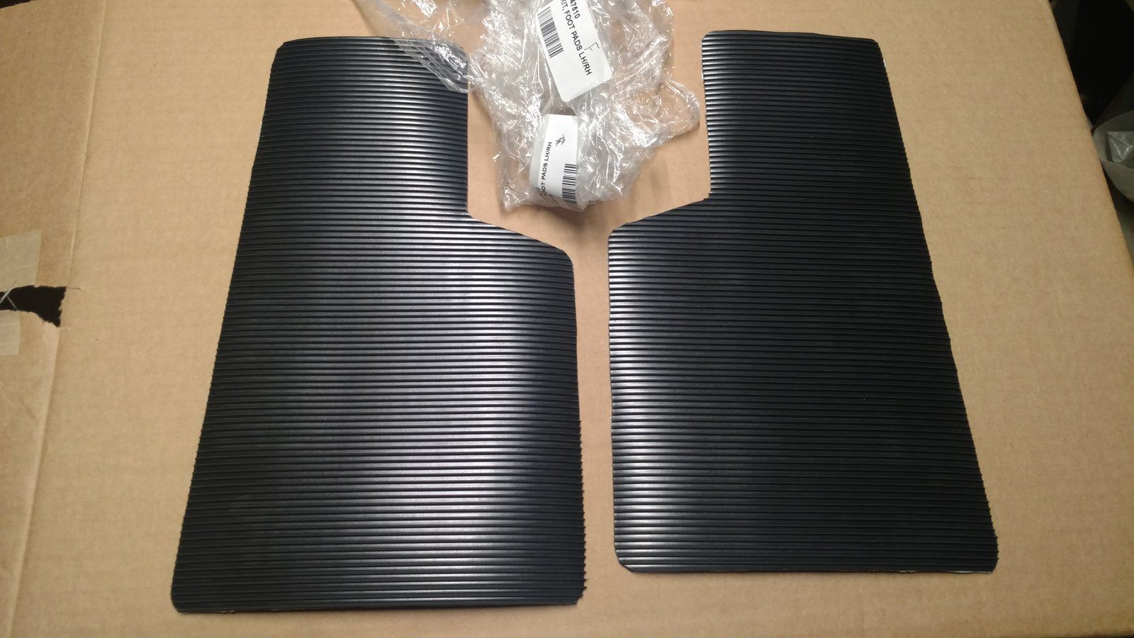 C47510 KIT - FOOT PADS LH&RH 3000 - 4000 SERIES C37140 C37141 - Ingersoll/Case Tractor Part