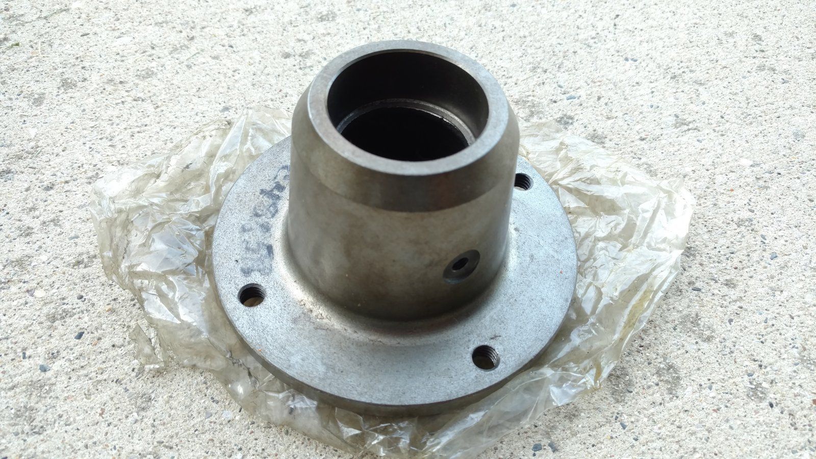 C48558 HOUSING HUB - MOWER DECK C43846 - Ingersoll/Case Tractor Part