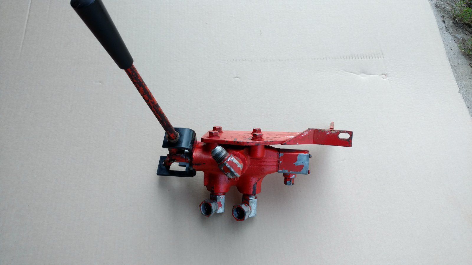 USED L17 PTO VALVE WITH BRACKET - Ingersoll/Case Tractor Part