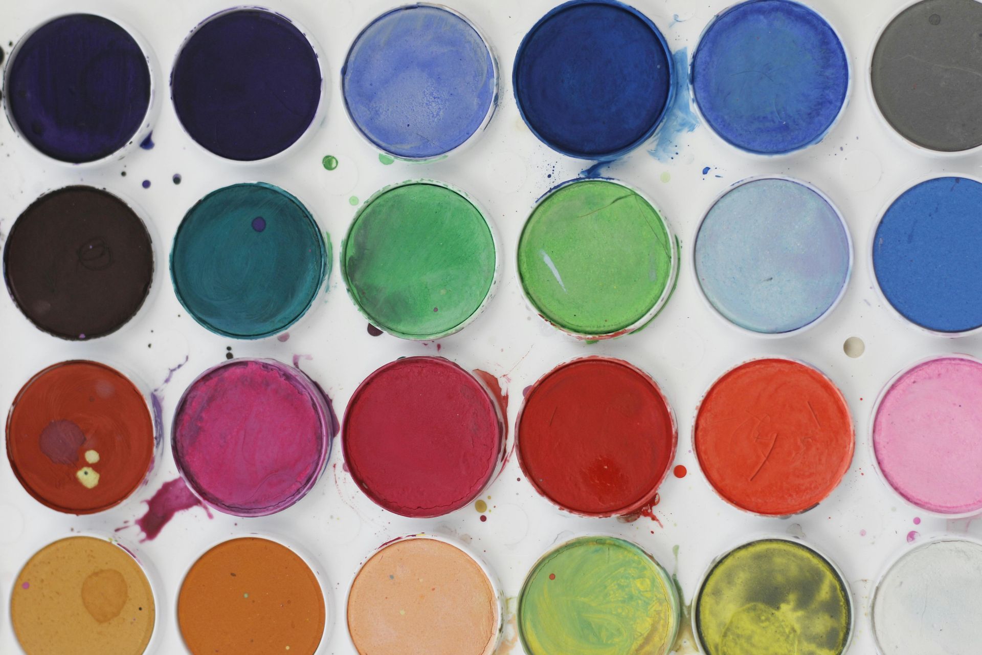 Find out the best exterior paint colors for this season.