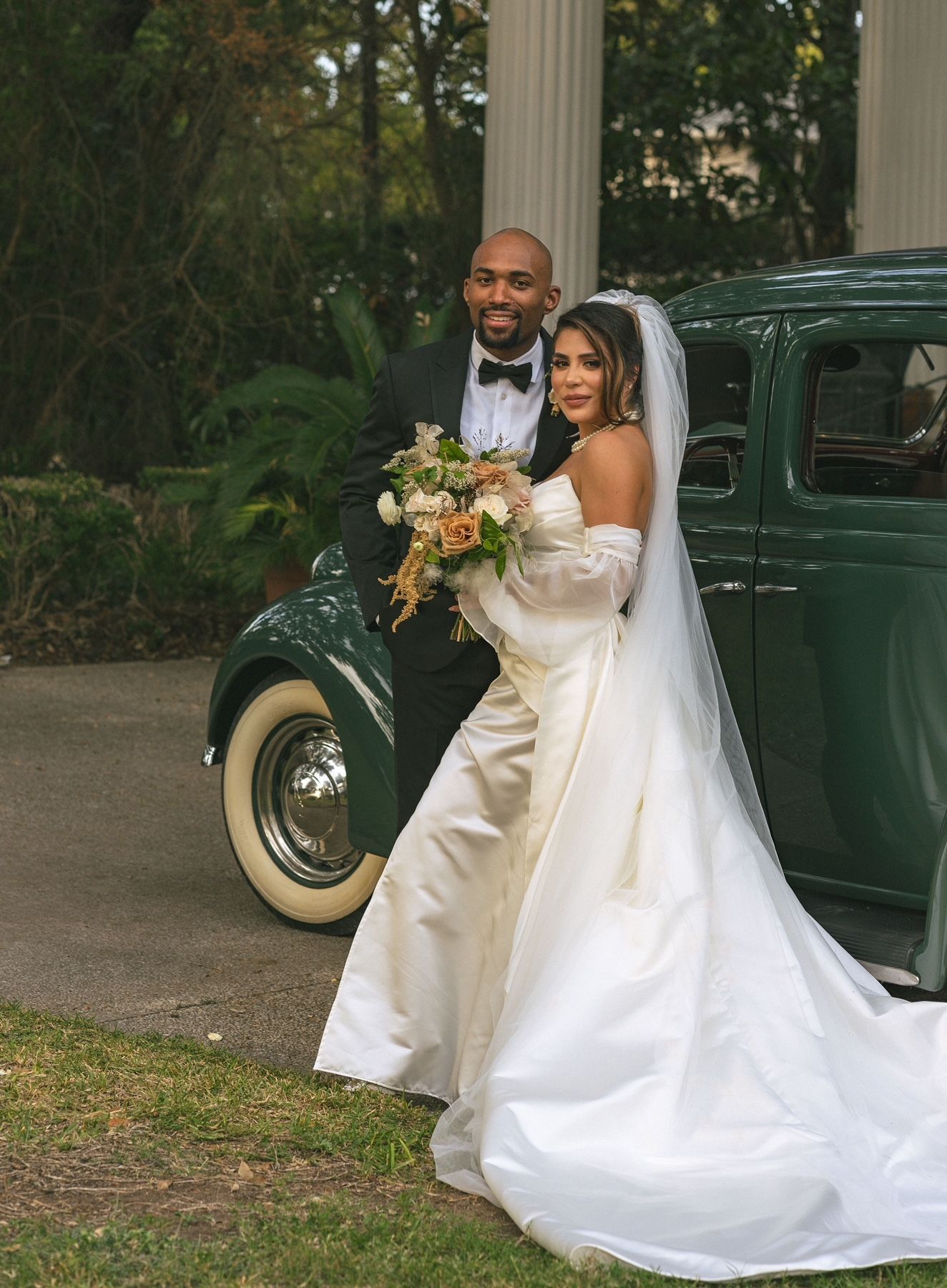 wedding party, vintage car
