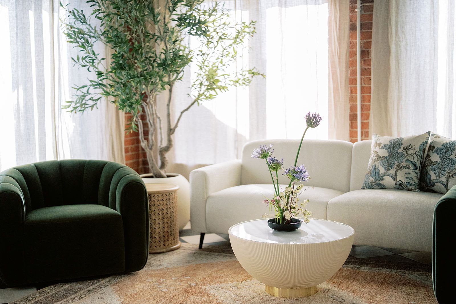 Bright and modern photoshoot space for rent near Boulder, CO.
