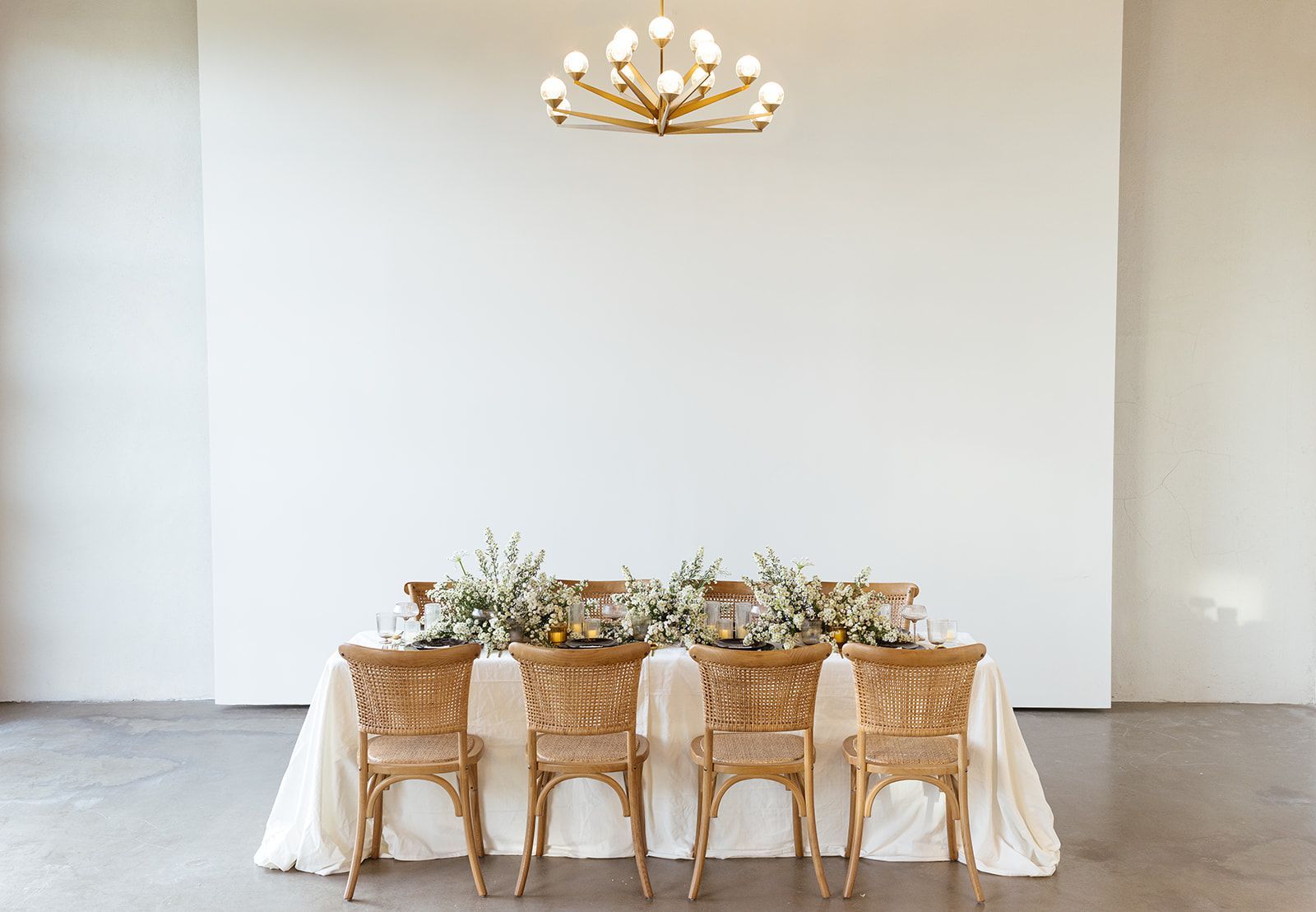 Wedding tablescape florals at Bestow Events in Longmont, CO.