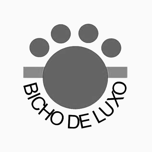 Um logotipo preto e branco para bicho de luxo com uma pegada de pata no centro.